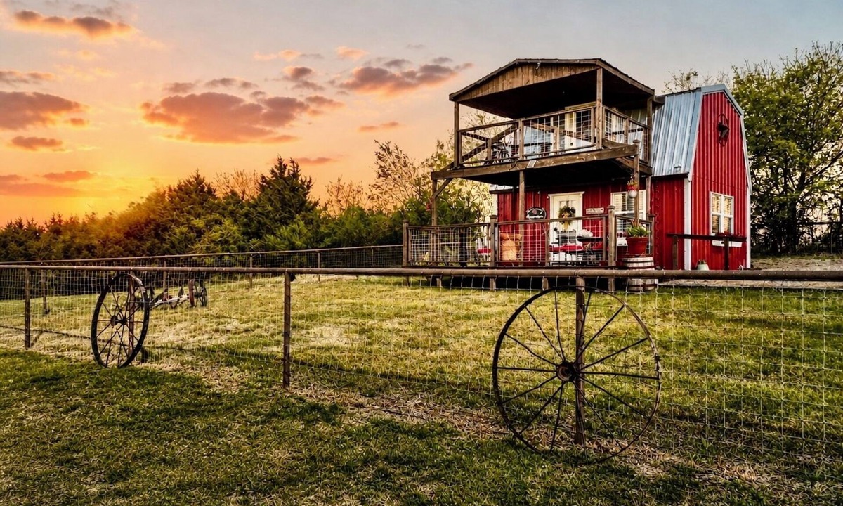 Ennis Cabin | The Red Magnolia - Private Cabin on 27 Acres/Stocked Pond/Fishing/Longhorns