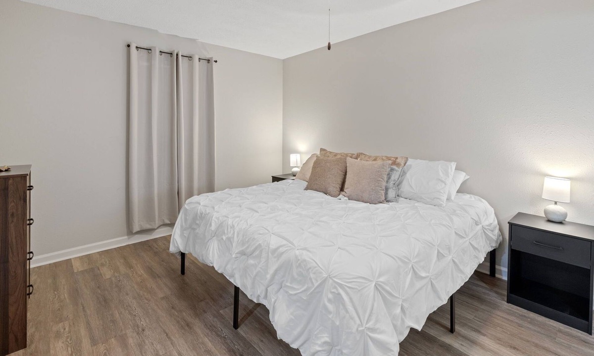 Sulphur Apartment | The Suite Spot 2 - minutes from casinos