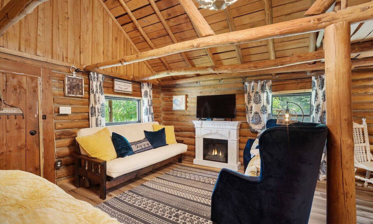 Rudy Cabin | The Velvet Rooster – Cozy Cabin Stay with Pasture Views & Modern Comforts