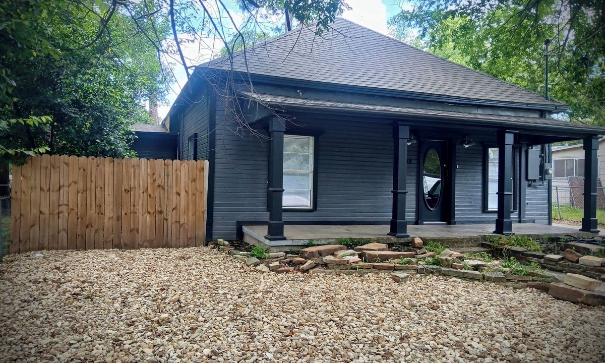 Weatherford House | The Wander Inn: 2 Bed-2 Bath Bungalow Recently Renovated, Walk to Downtown