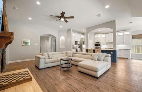 Tomball House | The Woodlands Family Retreat in Creekside