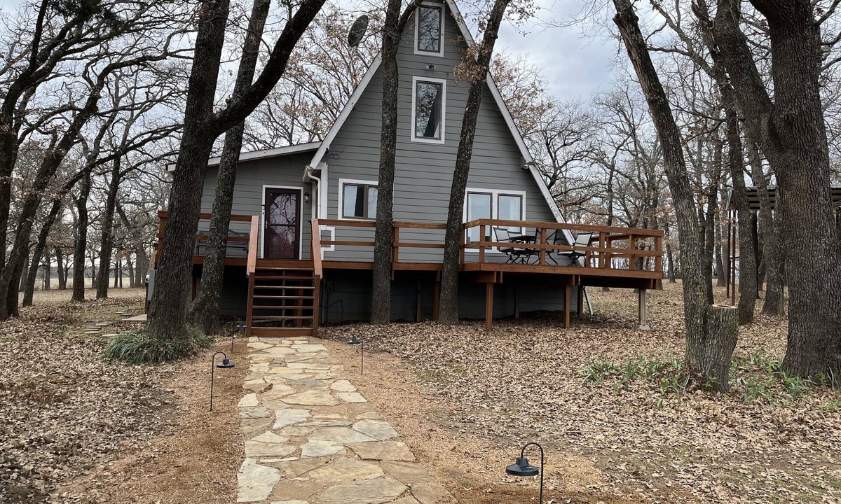 Whitesboro Cabin | The Zane Gray Cabin private retreat with Starlink & EV Charging by Lake Texoma