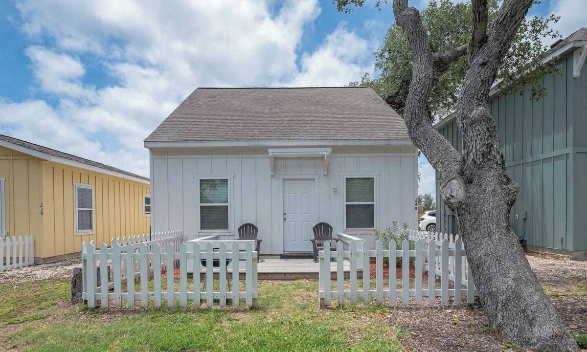 Fulton Cottage | This cottage is a 3 bedroom(s), 2 bathrooms, located in Rockport, TX.
