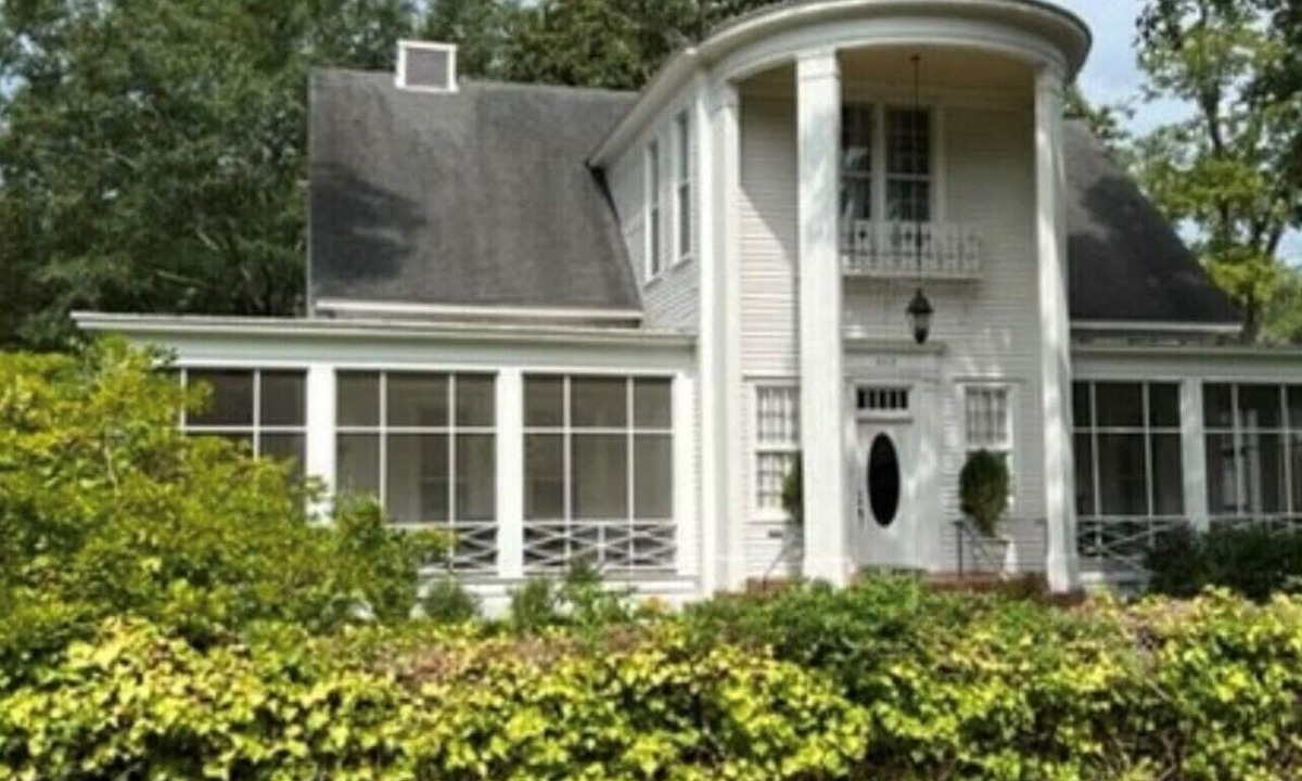 Magnolia House | This Historic Mansion is beautifully decorated with all of the special touches.