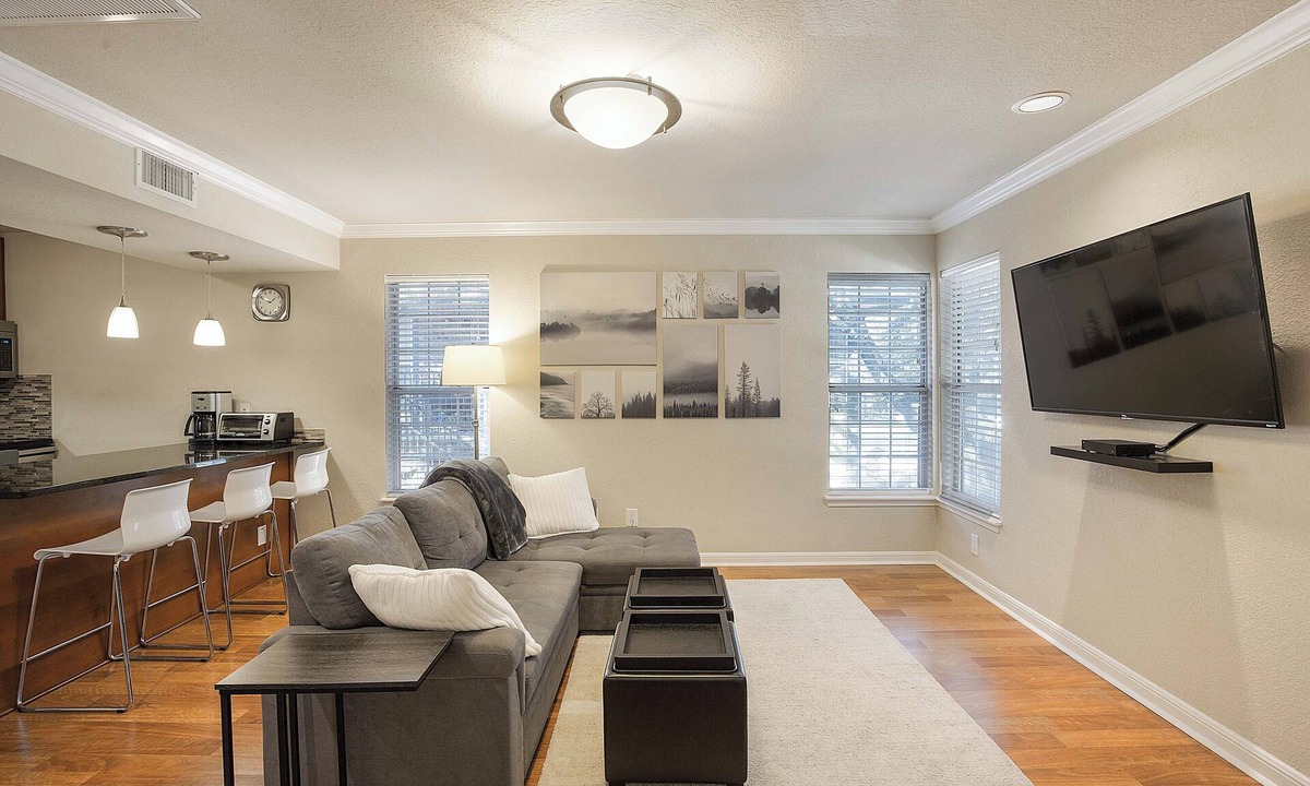 Allandale Apartment | Top floor 1-bedroom in North Central Austin with King Bed and Workstation