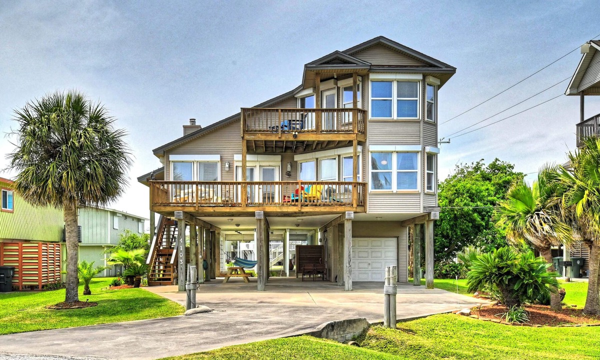 Pirates Beach House | Top Floor Suite with Oceans Views, 3 Min Walk to Beach & Dog Friendly