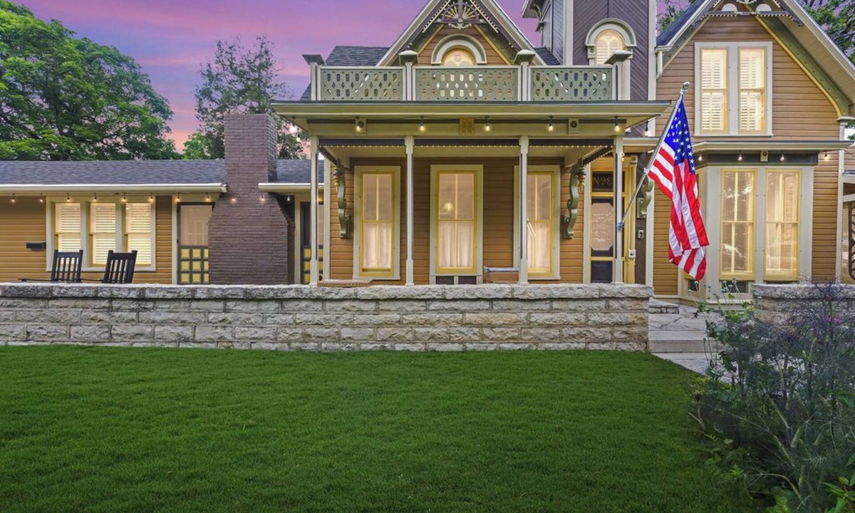 Eureka Springs Historic District Bed & Breakfast | Tower House Inn: Charming 3BD/2.5BA BNB w/Private Parking & Walk to Downtown