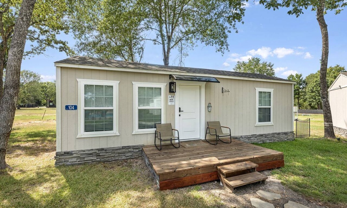 Waller House | Tranquil Farmhouse Bungalow Retreat with Pool & Goats near Houston in Hempstead, Texas
