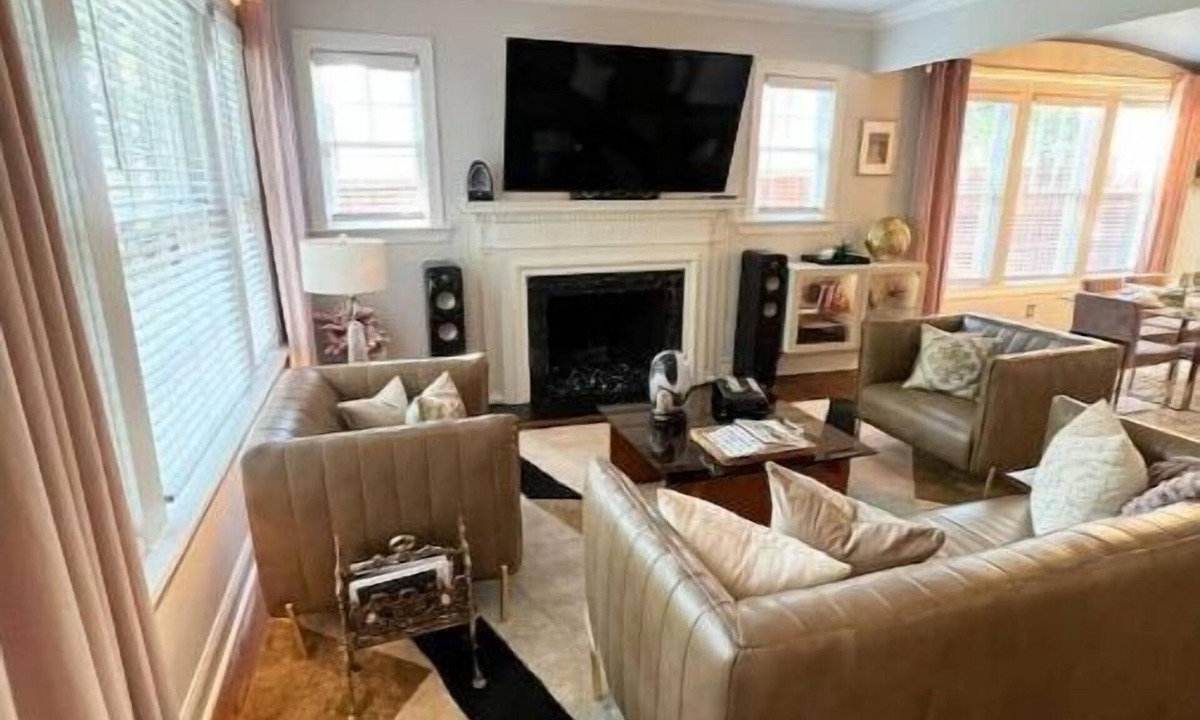 Fort Worth House | Tudor Style Bungalow with Pool, King & 2 Queen Beds. Close to TCU & AT&T.
