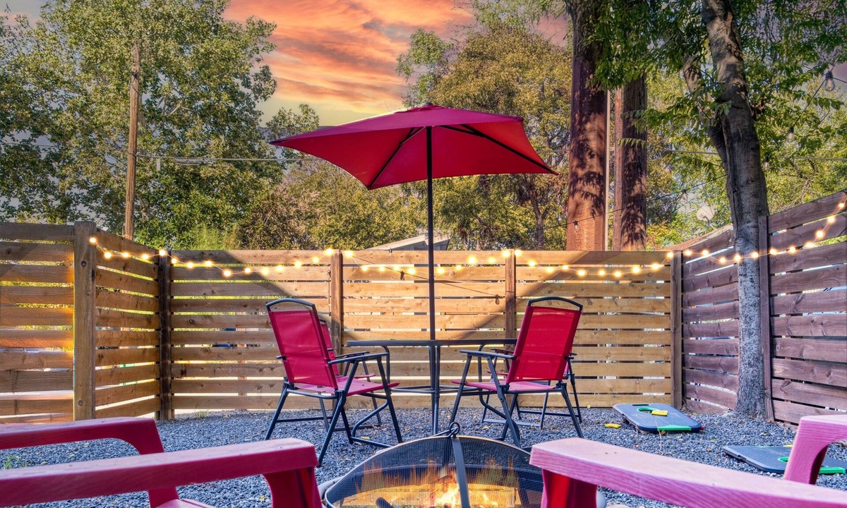 East Cesar Chavez House | TV Featured Lux Family Retreat ❤️ Private Pool Near Lake Minutes to UT