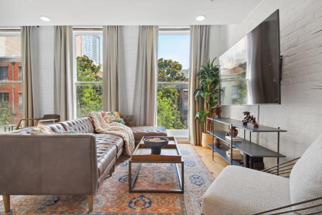 Central Business District Hotel | Two CBD Suites 10BR Near French Quarter