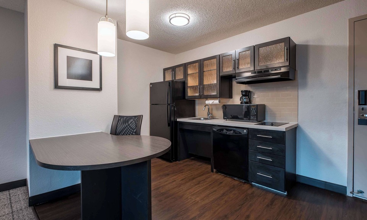 Fossil Creek Resort | Two Suites Queen Bed | Full Kitchen | Free Parking