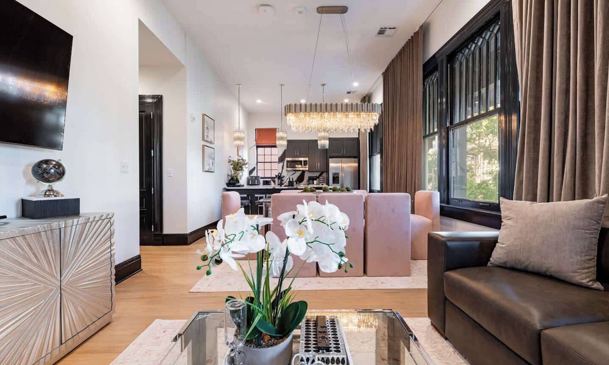 Central Business District Apartment | Ultimate Hotel Luxury Sleeps 16 - The Krewe