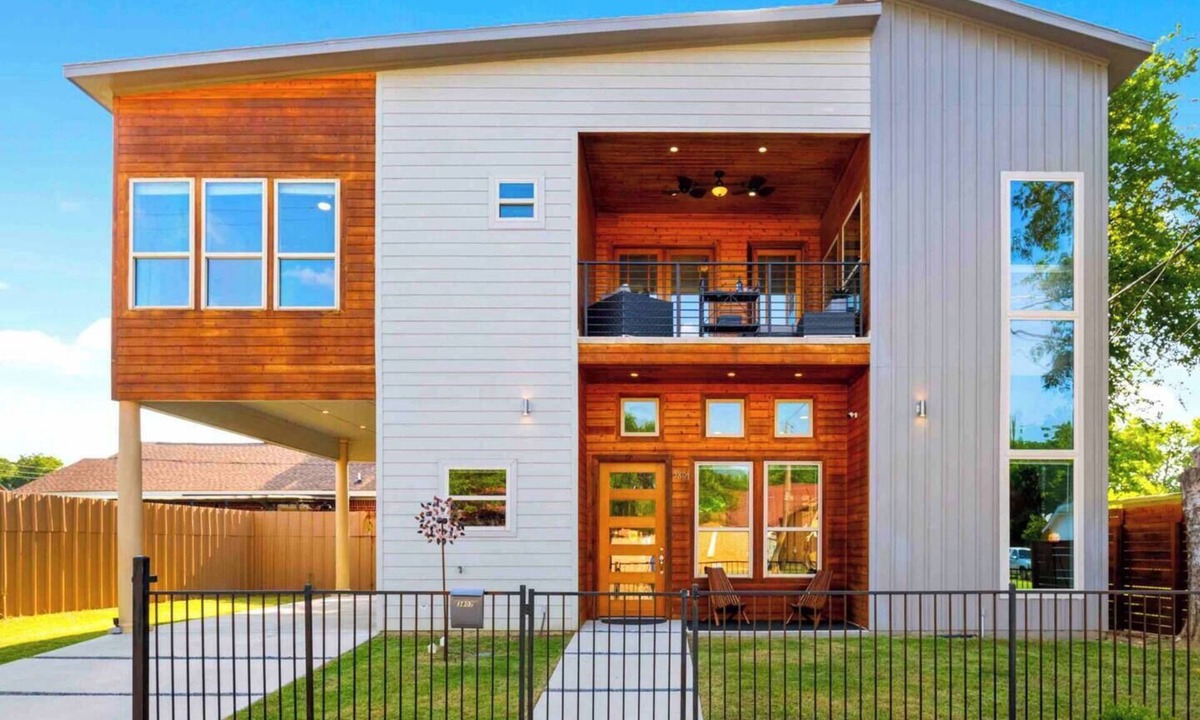 West Dallas House | Ultra-modern two-story Dallas home with soaring ceilings, indoor/outdoor living, three bedrooms with walk-in closets, smart TVs, cooling memory foam mattresses, city skyline views, and a quiet, private setting near Trinity Groves.
