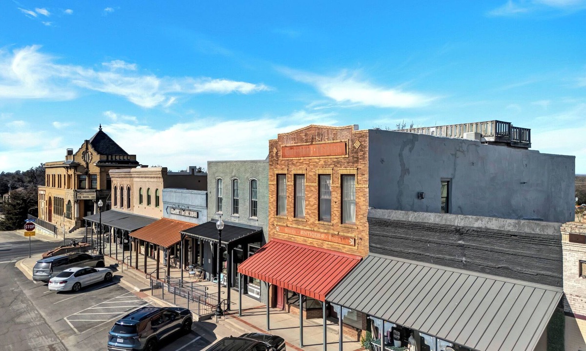 Pilot Point Apartment | Unique 2-bedroom loft with AC, WiFi in historic building in Pilot Point Square
