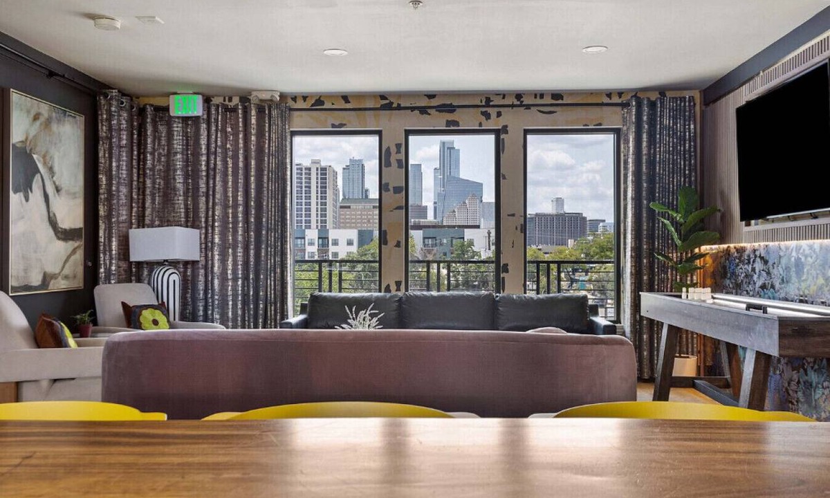 East Cesar Chavez Condo | (Unit 4) 6th Street Suite: 4BR/11Beds - Pool, Rooftop, Garden Bars, Walk to Everything!