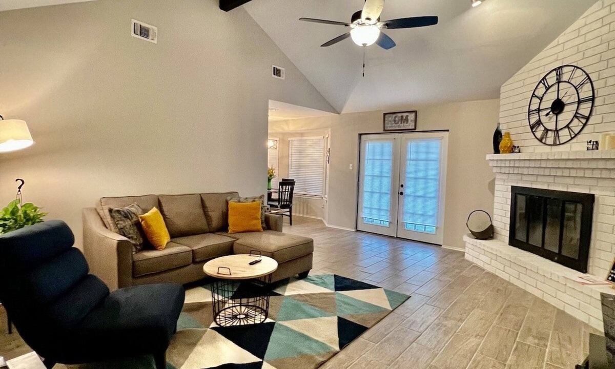 Universal City House | Univ. City 4-BR Heated Furnished Wi-Fi W/D Wi-Fi Washer/Dryer