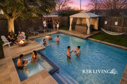Farmers Branch Villa | Upscale 6BR 2,5BA Holiday Home with Pool, Hot Tub & Game Room