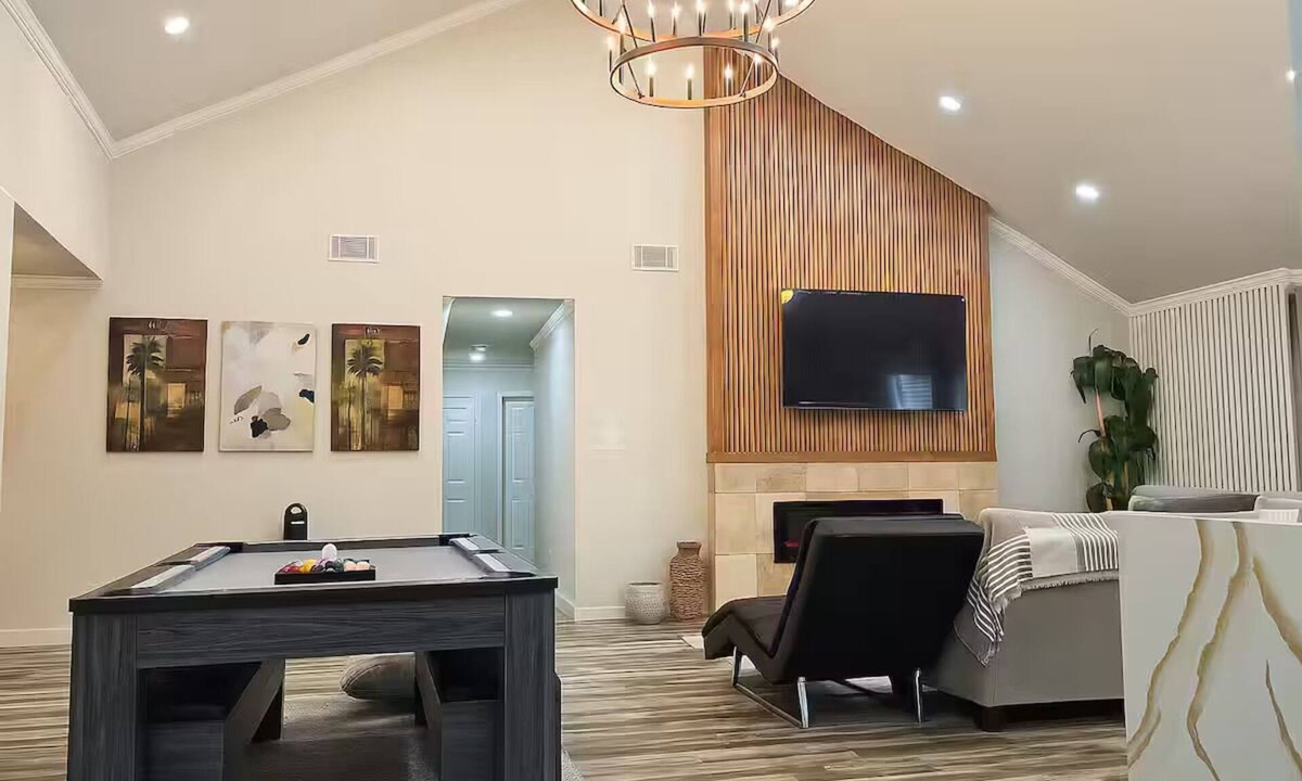 Garden Oaks House | Upscale Retreat-Games, Comfort & Cozy Vibes Await!