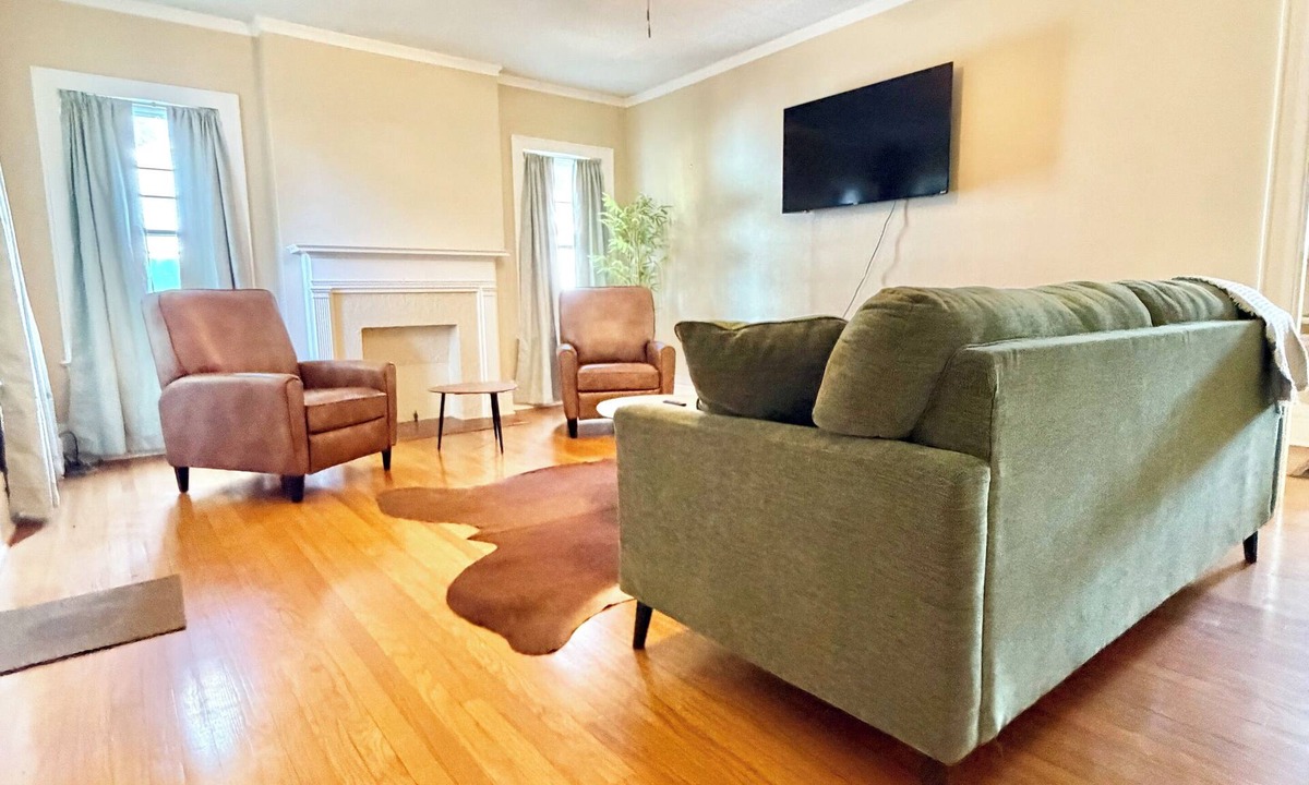 Highland Historic District Apartment | Uptown Big Radiant and Breezy 2 Bedroom Apartment