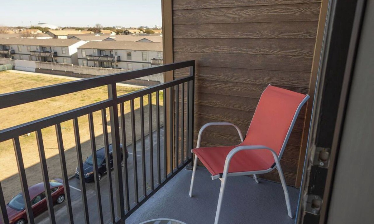 Addison Apartment | Urban 1-bedroom apartment in Addison with WiFi, AC & Reserved Parking