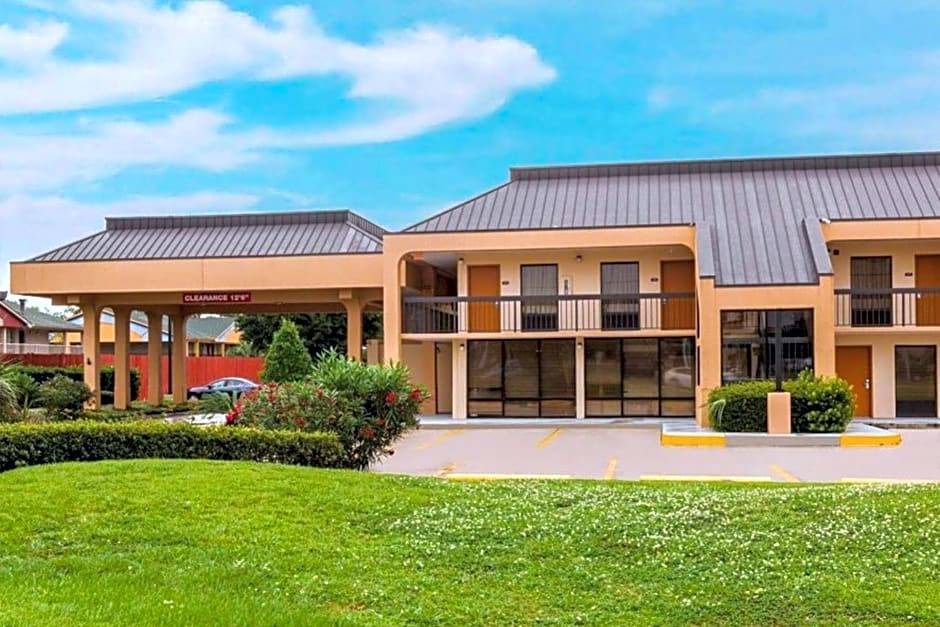 Broadmoor Hotel | 2-Star Hotel ∙ OYO Hotel Baton Rouge Mid City