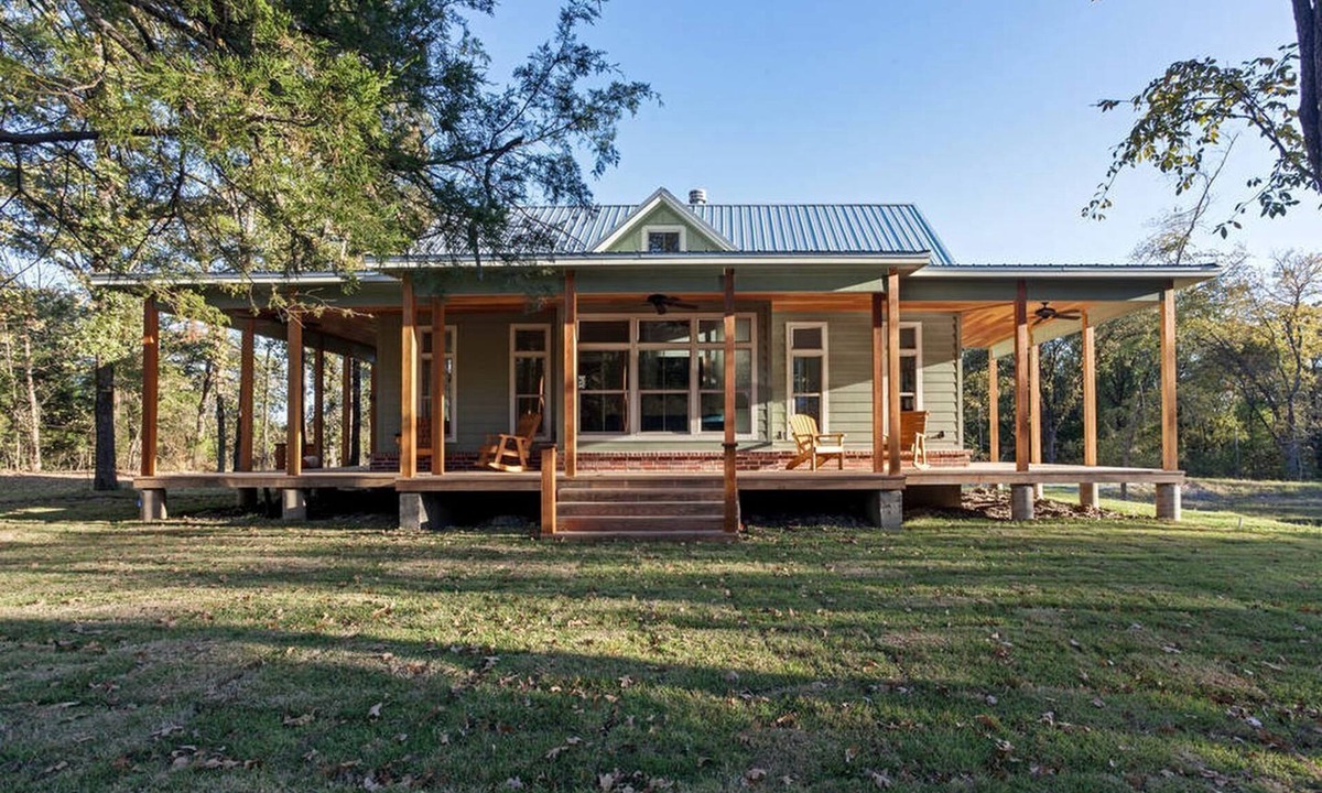 Royse City Cabin | Victorian Cabin Rental with Outdoor Fireplace and Bearpen Creek Views near Dallas, Texas