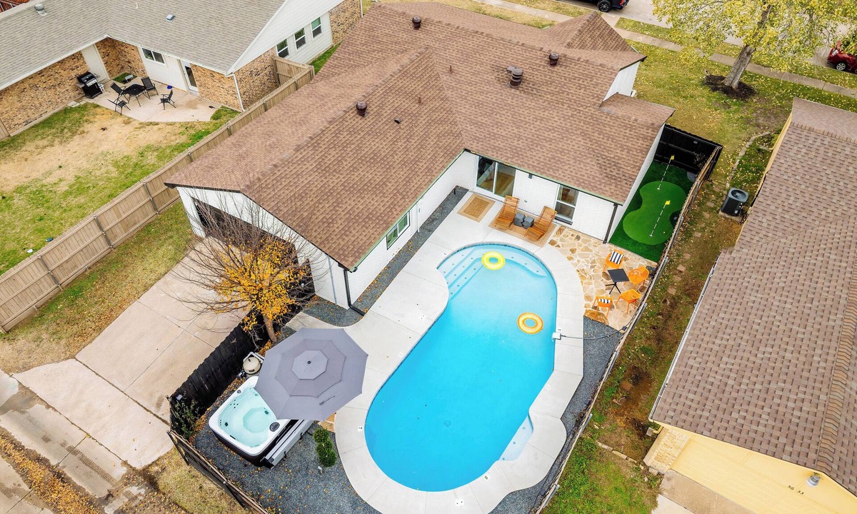 The Colony House | Viva Las Stay/Pool + Hot Tub + Putting Green