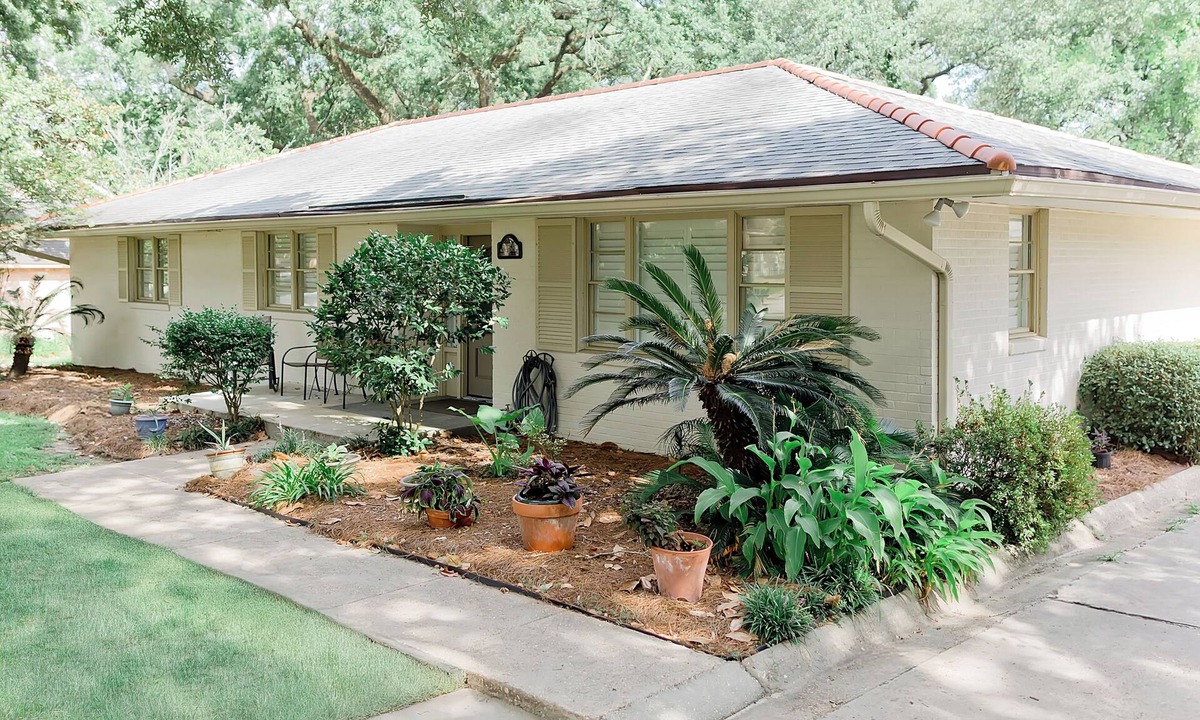 Mid City South House | Walk everywhere from this 3 bedroom house located close to LSU and restaurants.