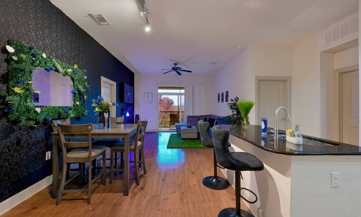 Texas Medical Center Apartment | Walk to NRG Pool Parking Sleeps 5 Summer Escape