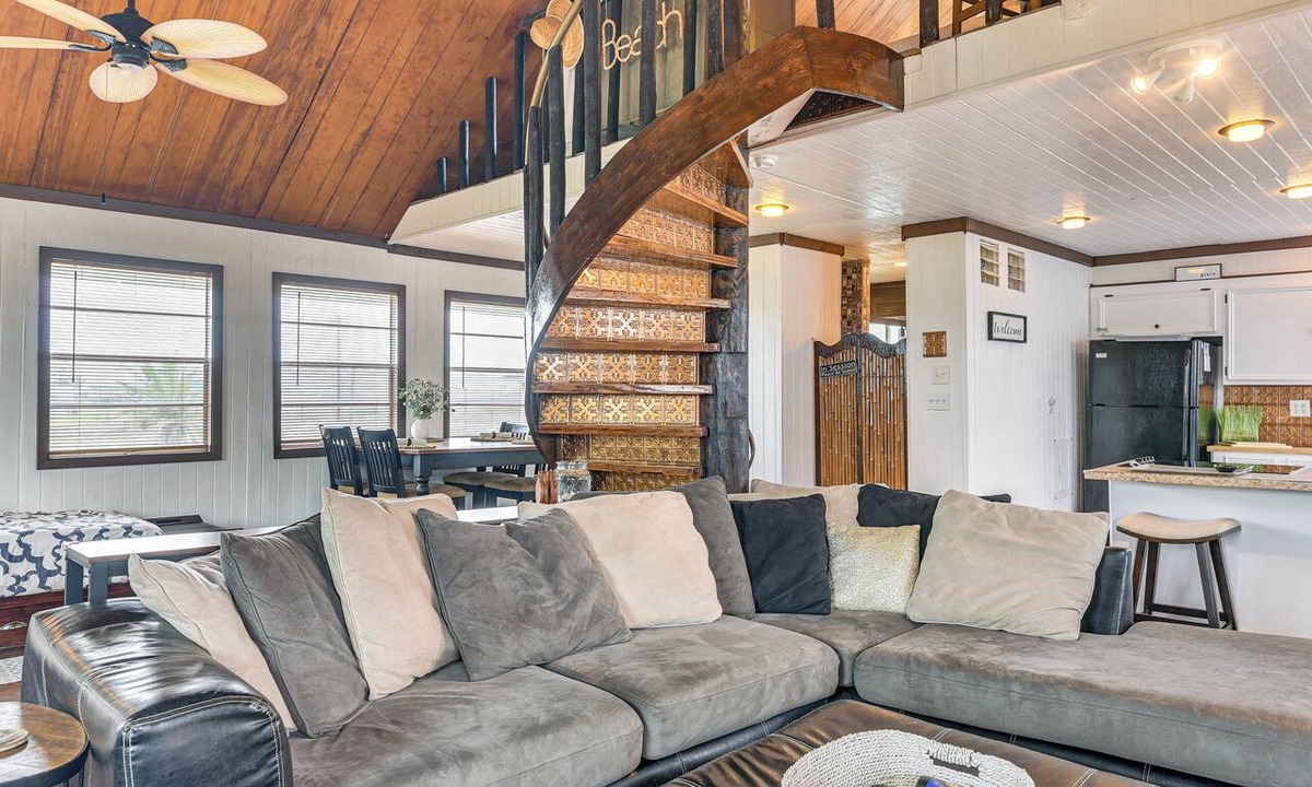 Surfside Beach Apartment | Walk to Shore: Cottage w/Deck in Surfside Beach!