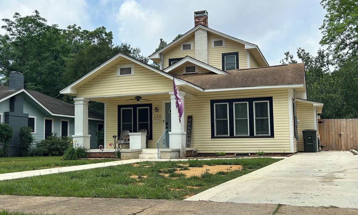 Nacogdoches House | Walkabout on Walker-steps to the brick streets-pet friendly-2 story 3-bed house