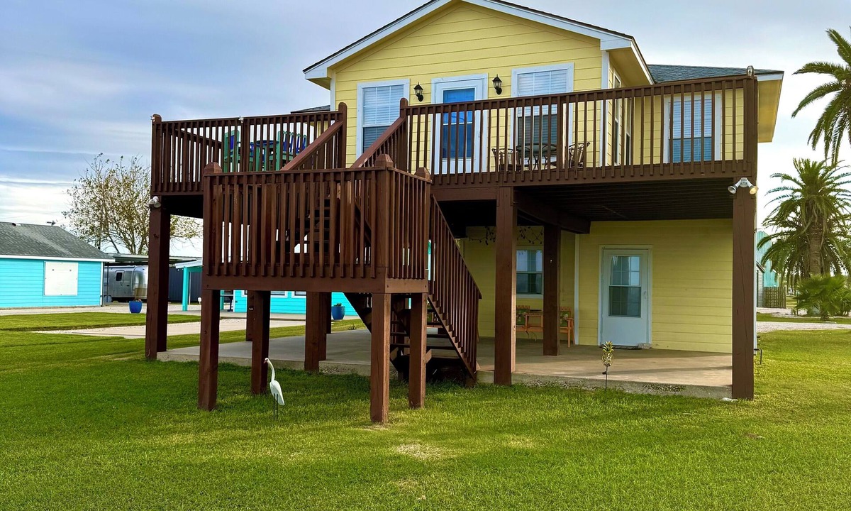 Port Lavaca House | water front home on matagorda bay sleeps 8 just 1 block from boat ramp beach