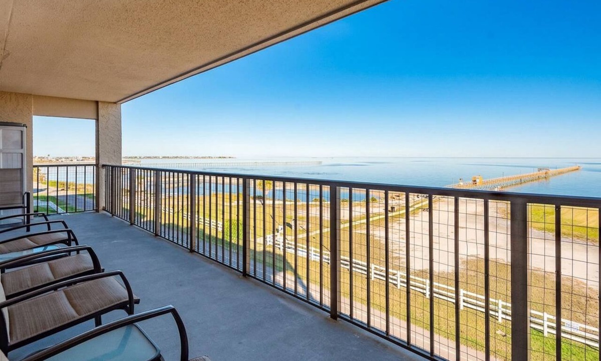 Rockport Condo | Water's Edge | Balcony + 1000 ft Fishing Pier!