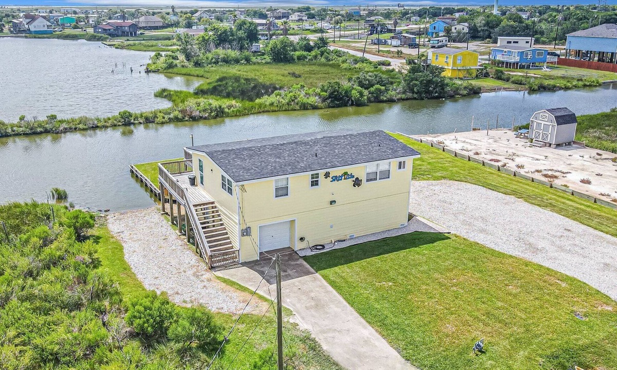 Hitchcock House | Waterfront! Amazing views! Minutes from Galveston and Kemah!