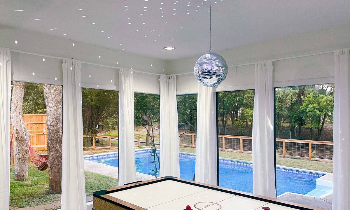 Granbury House | Waterfront/Beauty Bar/Family Fun/2 King Beds