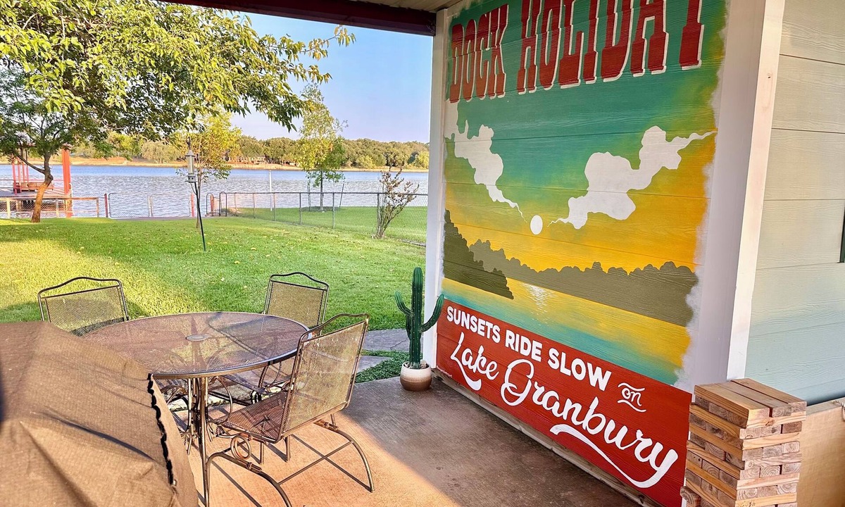 Granbury Cottage | Waterfront Lake House. Sunsets! Dogs Welcome, Stocked Kitchen, KING Bed!