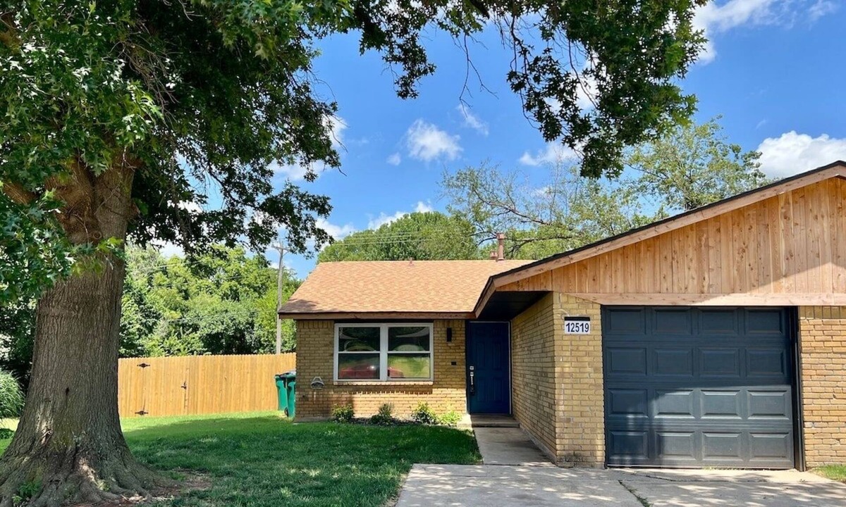 Yukon House | Where Buffalo Roam. Sleeps 5. Wi-fi. Fenced yard.