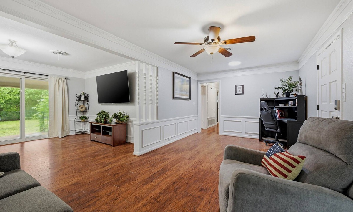 Gainesville House | WinStar Getaway: 3 bedroom 2 full bath - Sleeps 6-10 - Lot of Parking - EV Port