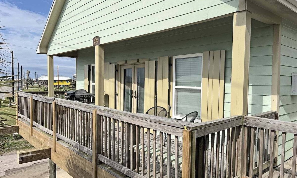 Grand Isle House | Y-Knot Walk to Beach Pet Friendly Gated Deck