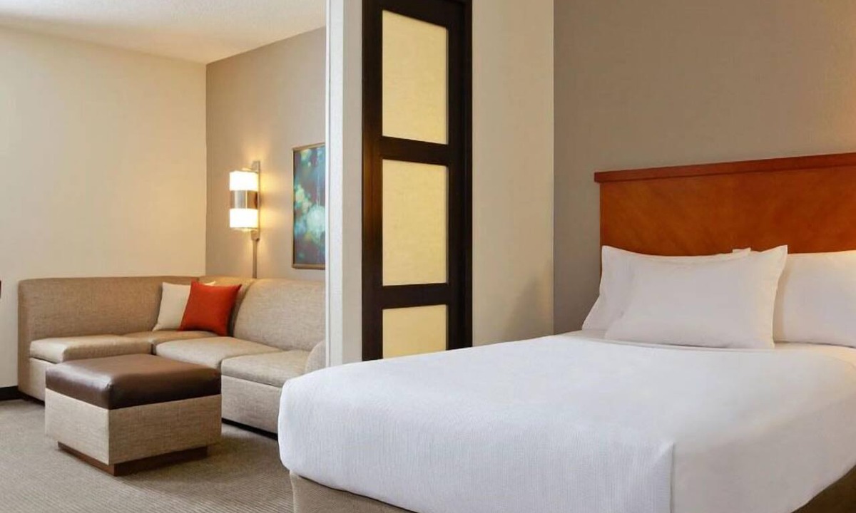 St. Johns Hotel | Zilker Metropolitan Park Tour! Pets Allowed, Swimming Pool, FREE Parking!