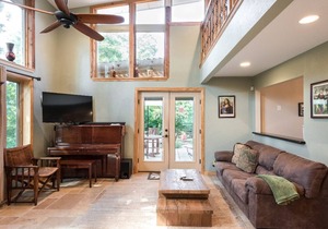 A touch of Texas Hill Country in SOCO Austin, w/SWIM SPA for 10 +SAUNA