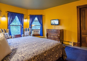 🍳 B&B ☕ 2-Bed Suite for Max 3 (2nd Fl), Custom Breakfast, Downtown Shelburne VT in Shelburne