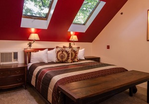 🍳 B&B ☕ Red Jacuzzi Suite (2nd Fl), Custom Breakfast, Downtown Shelburne, VT! in Shelburne