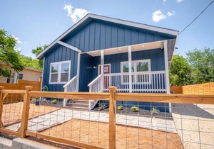 Beautiful Fenced 3BR 2BA Near Exciting Downtown