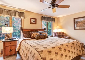 Charming lakefront condo w/ gas fireplace, private deck close on chain of lakes! in Eagle River