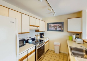 Conveniently located mountain condo with indoor pool & hot tub - close to skiing in Stowe