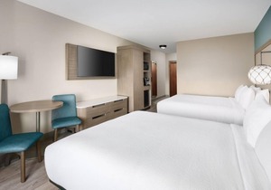 Great Location! 2 Convenient Rooms, FREE Breakfast, Outdoor Pool in Marathon