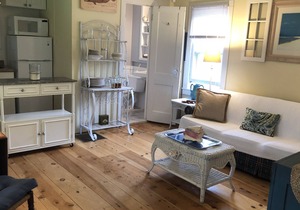 Private, Charming, Cottage-Style Westhampton House. Near Town and Beaches! AC in Westhampton