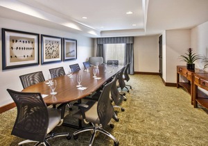 Queen Studio | 24-Hour Business Center, Fitness Center + Free Daily Breakfast in Mayfield Heights
